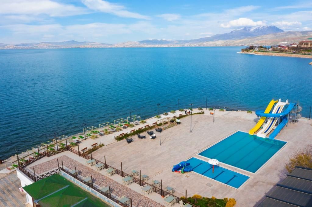DEDEMAN VAN RESORT