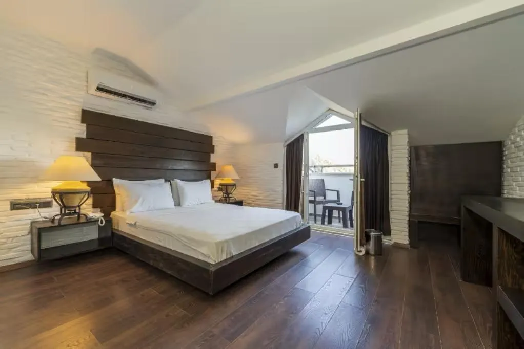 Manaspark Deluxe Hotel
